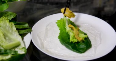 Pişirme işlemi kağıt, salata, salatalık, domuz yağı, kadın eli, beyaz tabak, doğu yemekleri, adım adım pişiyor.
