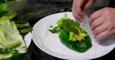 Pişirme işlemi kağıt, salata, salatalık, domuz yağı, kadın eli, beyaz tabak, doğu yemekleri, adım adım pişiyor.