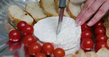 Kiraz domatesli peynirli Camembert peyniri Şef peynirli Camembert İtalyan peyniri, İspanyol peyniri geleneksel restoranda lezzetli bir tatil masası, şarap aperatifi, soğuk tapas.