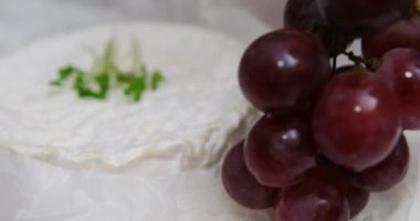 Büyük mavi üzümlü Camembert peyniri Şef Camembert İtalyan peyniri keser, İspanyol brie peyniri geleneksel restoranda lezzetli tatil masası, şarap aperatifi, soğuk meze