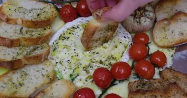 Fırında kızarmış ekmekle camembert pişiriyorum. Yağ ekle. Sarımsak soslu ve baharatlı kamembert peyniri. Peynir uzar, damlar. Ev yapımı brie peyniri fırında. Tarif adım adım