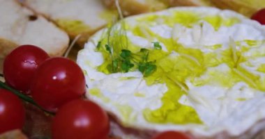 Fırında kızarmış ekmekle camembert pişiriyorum. Yağ ekle. Sarımsak soslu ve baharatlı kamembert peyniri. Peynir uzar, damlar. Ev yapımı brie peyniri fırında. Tarif adım adım