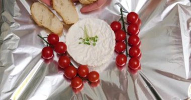 Fırında kızarmış ekmekle camembert pişiriyorum. Yağ ekle. Sarımsak soslu ve baharatlı kamembert peyniri. Peynir uzar, damlar. Ev yapımı brie peyniri fırında. Tarif adım adım