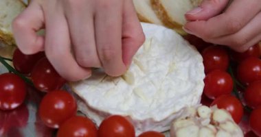 Fırında kızarmış ekmekle camembert pişiriyorum. Yağ ekle. Sarımsak soslu ve baharatlı kamembert peyniri. Peynir uzar, damlar. Ev yapımı brie peyniri fırında. Tarif adım adım