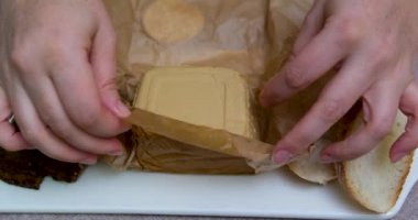 Brunost geleneksel bir Norveç esmer peyniri. Prim, Norveç 'te geleneksel olarak kaynamış süt ve süt ile şeker eklenerek yapılan yumuşak, açık kahverengi peynir kütlesidir.
