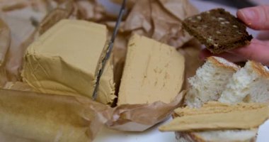 Brunost geleneksel bir Norveç esmer peyniri. Prim, Norveç 'te geleneksel olarak kaynamış süt ve süt ile şeker eklenerek yapılan yumuşak, açık kahverengi peynir kütlesidir.