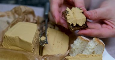 Brunost geleneksel bir Norveç esmer peyniri. Prim, Norveç 'te geleneksel olarak kaynamış süt ve süt ile şeker eklenerek yapılan yumuşak, açık kahverengi peynir kütlesidir.