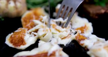Daha iyi bir yemek deneyimi için ızgara Halloumi peyniri yapmayı öğren. Izgara peynirli Halloumi kızarmış peyniri tabakta lezzetli, pahalı yemekler.