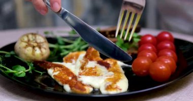Daha iyi bir yemek deneyimi için ızgara Halloumi peyniri yapmayı öğren. Izgara peynirli Halloumi kızarmış peyniri tabakta lezzetli, pahalı yemekler.