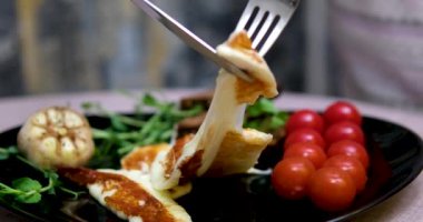 Daha iyi bir yemek deneyimi için ızgara Halloumi peyniri yapmayı öğren. Izgara peynirli Halloumi kızarmış peyniri tabakta lezzetli, pahalı yemekler.