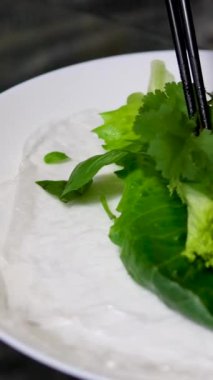 Pişirme işlemi kağıt, salata, salatalık, domuz yağı, kadın eli, beyaz tabak, doğu yemekleri, adım adım pişiyor.