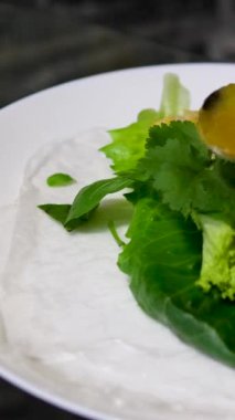 Pişirme işlemi kağıt, salata, salatalık, domuz yağı, kadın eli, beyaz tabak, doğu yemekleri, adım adım pişiyor.
