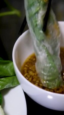 Pişirme işlemi kağıt, salata, salatalık, domuz yağı, kadın eli, beyaz tabak, doğu yemekleri, adım adım pişiyor.