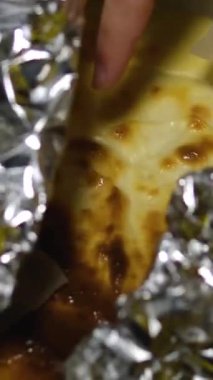 Klasik Graham kraker kabuklu peynirsiz cheesecake peynirli keki silikon spatulayla peynirli keki yumuşatır..