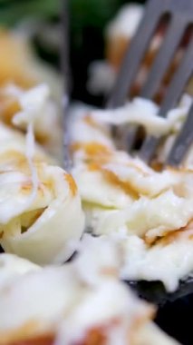 Daha iyi bir yemek deneyimi için ızgara Halloumi peyniri yapmayı öğren. Izgara peynirli Halloumi kızarmış peyniri tabakta lezzetli, pahalı yemekler.