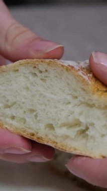 Peynir için dilimlenmiş Fransız ekmeği dilimliyorum. Mutfaktaki Ekmek 'i kesiyorum. Sabah Kahvaltısı hazırlıyorum. Masada taze ekmek var. Fransız ekmeği kesiyorum. Pandispanya için buğday ekmeği.