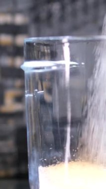 Blender ile şeker yapmak için pudra şekeri şekere öğütülmüş şeker. Yüksek kalite 4k görüntü