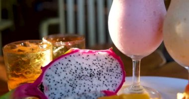 Harmanlanmış Detox Fruit Smoothie. Diyet Smoothie içeceği. Detoks diyetinde çiğ yemek. Vejetaryen Kilo Veren Meyve Smoothie Dengeli Yiyecekler. Doğru Beslenme Vitamini Organik Gıda Diyeti. Böğürtlen Smoothie Detox Diyeti