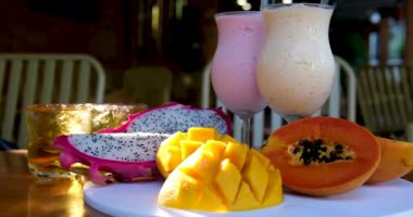 Harmanlanmış Detox Fruit Smoothie. Diyet Smoothie içeceği. Detoks diyetinde çiğ yemek. Vejetaryen Kilo Veren Meyve Smoothie Dengeli Yiyecekler. Doğru Beslenme Vitamini Organik Gıda Diyeti. Böğürtlen Smoothie Detox Diyeti