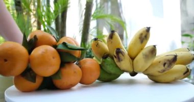 Muz, portakal, mandalina parlak sarı arka planda karışık lezzetli meyve bileşimidir. meyve sağlıklı gıdalar