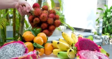 Dikenli derili kırmızı, sarı ve yeşil Rambutan meyveleri. Yerel tarım pazarında Rambutan Fruit. Rambutan geçmişi.