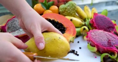 Taze olgun mangoları küp küp doğramak. Mango video eğitiminin nasıl kesileceği