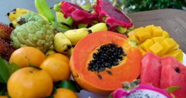 Egzotik tropikal meyveli meyve tabağı. Karpuz papaya pitahaya rambutan elma şekeri mango muzları