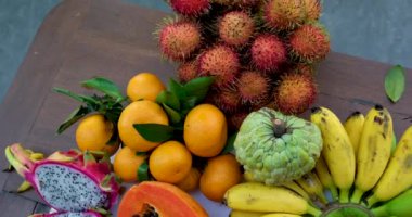 Egzotik tropikal meyveli meyve tabağı. Karpuz papaya pitahaya rambutan elma şekeri mango muzları