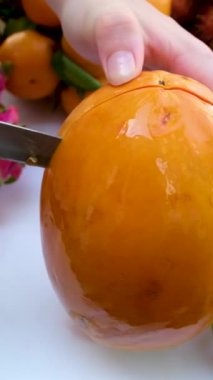 Beyaz arka planda izole edilmiş taze Papaya meyvesi