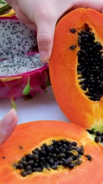 Beyaz arka planda izole edilmiş taze Papaya meyvesi