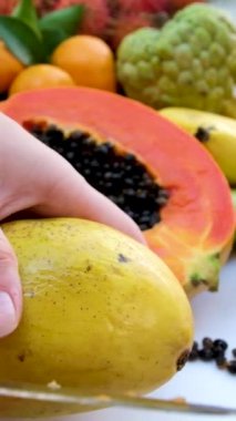 Taze olgun mangoları küp küp doğramak. Mango video eğitiminin nasıl kesileceği