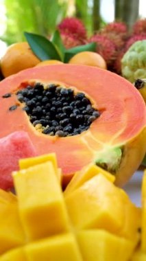 Egzotik tropikal meyveli meyve tabağı. Karpuz papaya pitahaya rambutan elma şekeri mango muzları