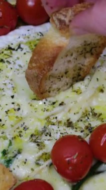 Fırında kızarmış ekmekle camembert pişiriyorum. Yağ ekle. Sarımsak soslu ve baharatlı kamembert peyniri. Peynir uzar, damlar. Ev yapımı brie peyniri fırında. Ekmeği erimiş peynirin içine daldır.