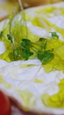 Fırında kızarmış ekmekle camembert pişiriyorum. Yağ ekle. Sarımsak soslu ve baharatlı kamembert peyniri. Peynir uzar, damlar. Ev yapımı brie peyniri fırında. Tarif adım adım