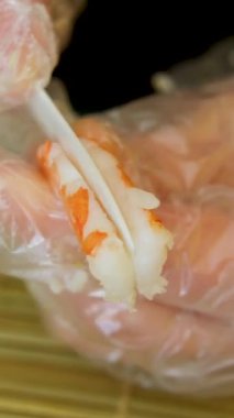 Karidesleri boydan boya kesin. Asya 'lılar arasında karidesli suşi Rice Ball popüler Japon yemekleri yapın. İştah açıcı. Lezzetli, yemesi kolay, süper kullanışlı. Adım adım tarif
