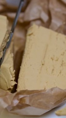 Brunost geleneksel bir Norveç esmer peyniri. Prim, Norveç 'te geleneksel olarak kaynamış süt ve süt ile şeker eklenerek yapılan yumuşak, açık kahverengi peynir kütlesidir.