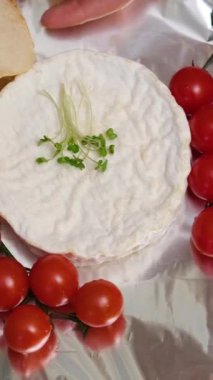 Fırında kızarmış ekmekle camembert pişiriyorum. Yağ ekle. Sarımsak soslu ve baharatlı kamembert peyniri. Peynir uzar, damlar. Ev yapımı brie peyniri fırında. Tarif adım adım
