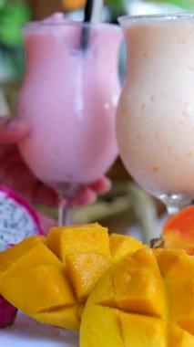 Harmanlanmış Detox Fruit Smoothie. Diyet Smoothie içeceği. Detoks diyetinde çiğ yemek. Vejetaryen Kilo Veren Meyve Smoothie Dengeli Yiyecekler. Doğru Beslenme Vitamini Organik Gıda Diyeti. Böğürtlen Smoothie Detox Diyeti
