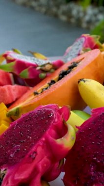 Egzotik tropikal meyveli meyve tabağı. Karpuz papaya pitahaya rambutan elma şekeri mango muzları