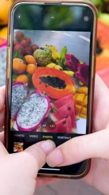 Bir cep telefonuyla fotoğraf çek egzotik meyve çekimi blogcusu Vietnam 'dan Asya' dan bir blog yönetiyor.