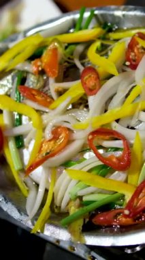 Kızarmış beyaz pomfret, Vietnam 'da yeni yıla özel bir yemektir. Lezzetli balıklar bir restoranda kızartılır ve müşterilerin önünde hemen pişirilir. Kaynar suda kaynar.