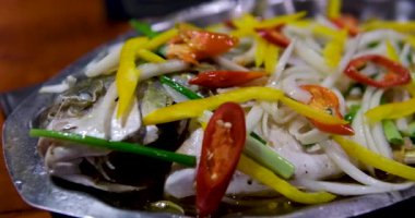 Kızarmış beyaz pomfret, Vietnam 'da yeni yıla özel bir yemektir. Lezzetli balıklar bir restoranda kızartılır ve müşterilerin önünde hemen pişirilir. Kaynar suda kaynar.