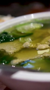 Restorandaki sebzeli ve soya balıklı balık çorbasında. Vietnam balık çorbası.