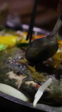 Kızarmış beyaz pomfret, Vietnam 'da yeni yıla özel bir yemektir. Lezzetli balıklar bir restoranda kızartılır ve müşterilerin önünde hemen pişirilir. Kaynar suda kaynar.