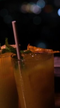 Kafe vietnam caddesi Terrace City manzaralı iki içki gecesi. Portakal suyu