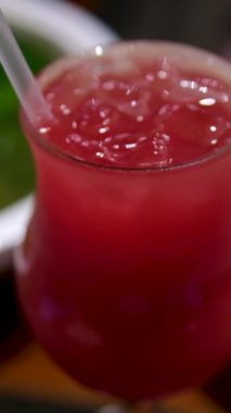 Taze kırmızı karpuz suyu, taze sıkılmış kırmızı meyve suyu olgun karpuz özünden.