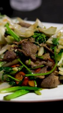 Fıstık balığı soslu Goi Ga Chao Ga salatası, acı biber, havuç, şifalı otlar, kızarmış kalamar. Vietnam geleneksel yemeği ve tavuklu pirinç lapası soğanlı ve karabiberli..