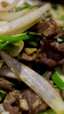 Fıstık balığı soslu Goi Ga Chao Ga salatası, acı biber, havuç, şifalı otlar, kızarmış kalamar. Vietnam geleneksel yemeği ve tavuklu pirinç lapası soğanlı ve karabiberli..