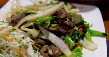 Fıstık balığı soslu Goi Ga Chao Ga salatası, acı biber, havuç, şifalı otlar, kızarmış kalamar. Vietnam geleneksel yemeği ve tavuklu pirinç lapası soğanlı ve karabiberli..