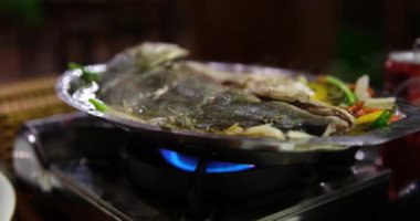 Kızarmış beyaz pomfret, Vietnam 'da yeni yıla özel bir yemektir. Lezzetli balıklar bir restoranda kızartılır ve müşterilerin önünde hemen pişirilir. Kaynar suda kaynar.